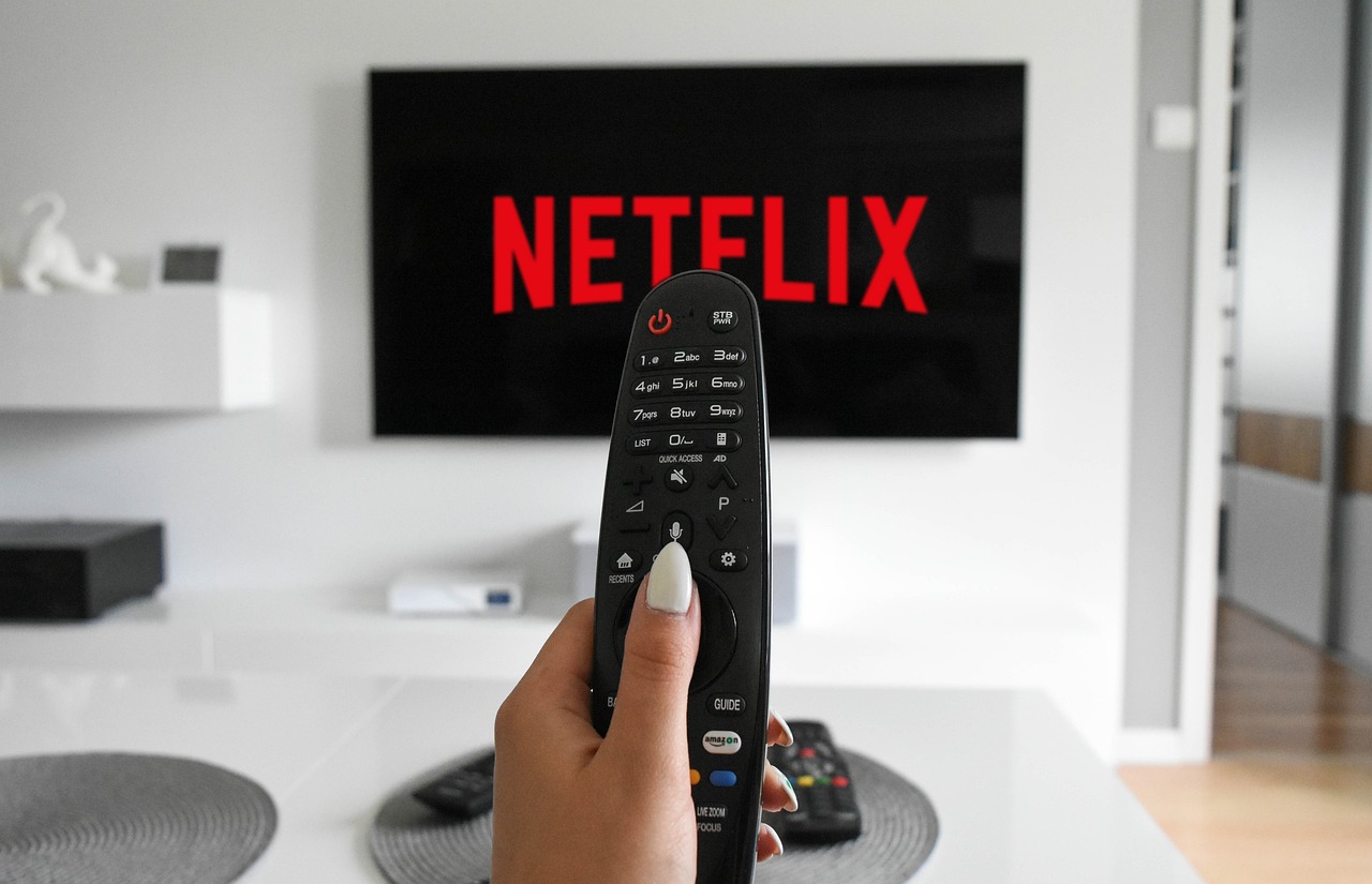 Comparing IPTV subscription features before choosing a plan